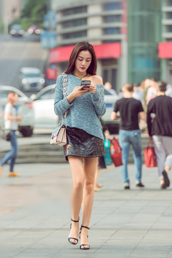 重庆街拍,唯美长裙搭配起来不仅优雅迷人显气质,还有点小性感!