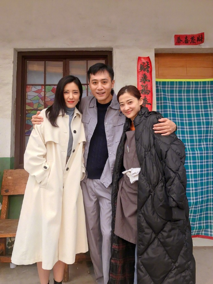 梅婷晒了一张照片,刘烨左拥右抱两个美女,网友感叹都是女神呀