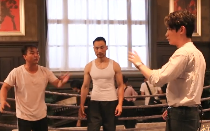 《许你》在片场认真打拳的朱一龙,不小心暴露了他的一个小秘密!