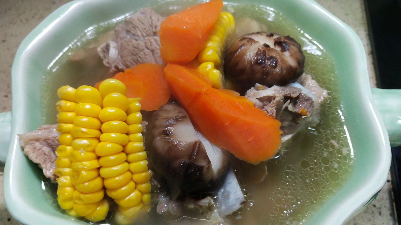 孩子最近都在家上网课特别辛苦,做一道花姑玉米排骨汤给他补一补