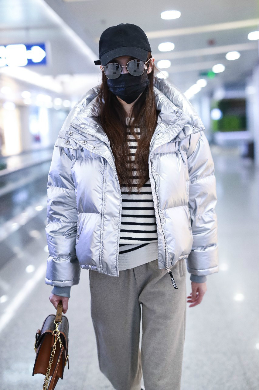 唐嫣戴棒球帽穿银色羽绒服现身机场,戴墨镜和口罩遮捂好严实