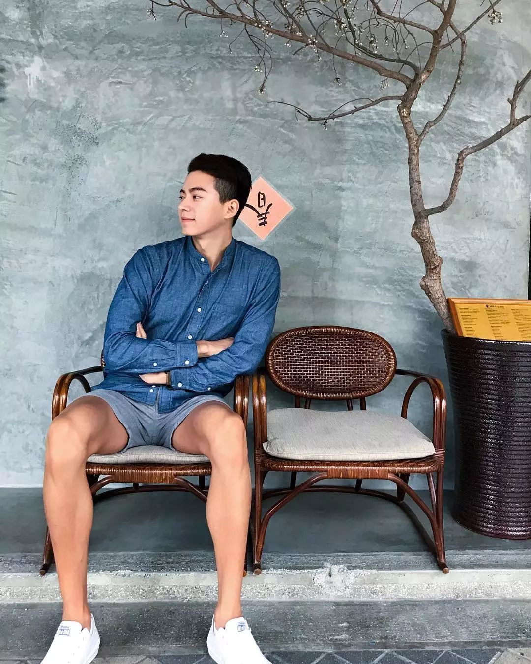 男生想拍照晒朋友圈,摆的动作很重要,学会这些技巧真的很撩人