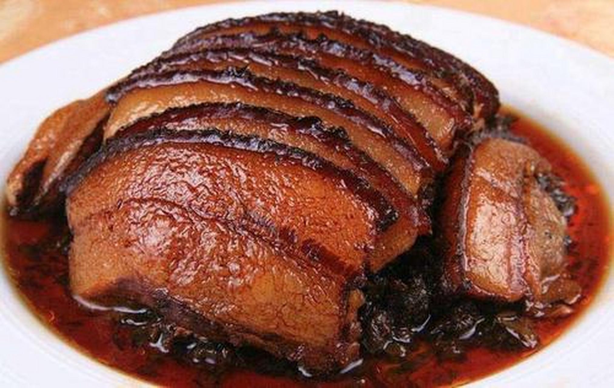 千张扣肉是以肥瘦兼有的五花猪肉为原料,经煮炸