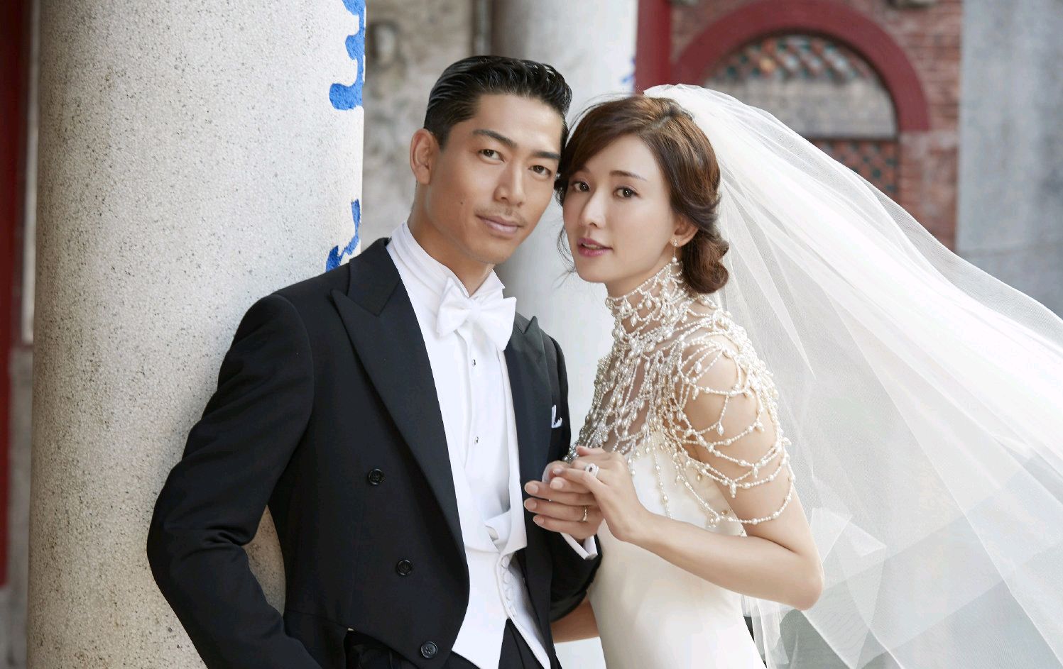 林志玲婚纱照,细腻珍珠点缀修身白色婚纱,勾勒新娘的姣好身姿