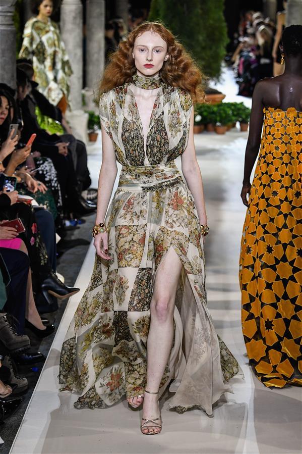 2月12日,在美国纽约,模特展示oscar de la renta品牌的新款时装.