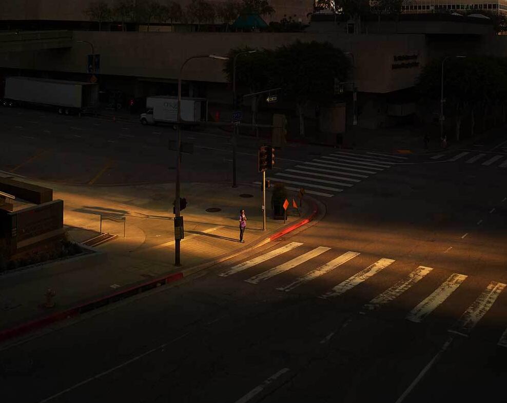 外国摄影师拍摄的街景 城市里十字路口的孤独