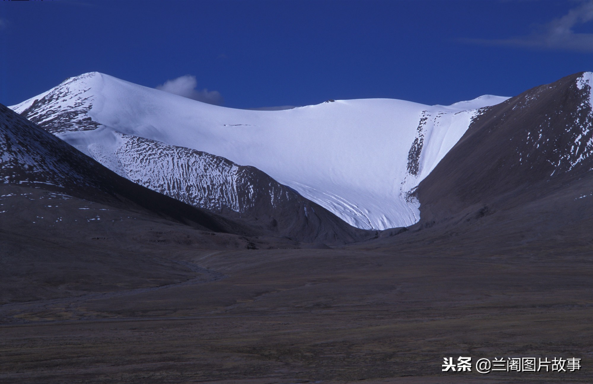 雅鲁藏布江源头杰马央宗冰川:藏语是排列成的万字形的沙石滩
