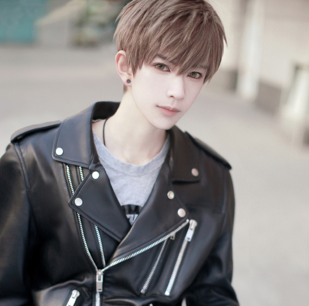 熊祁,cos诸葛亮帅出了新高度,完美的侧颜,白皙的皮肤,看一眼就沦陷了