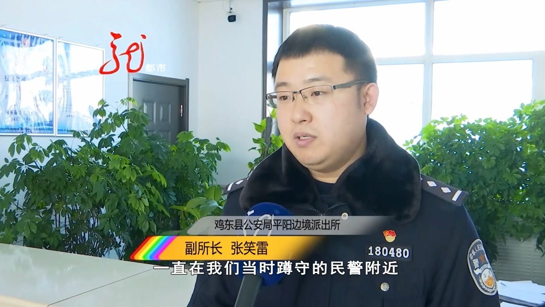 为躲避抓捕 嫌疑人藏身狗洞 依然被警察发现