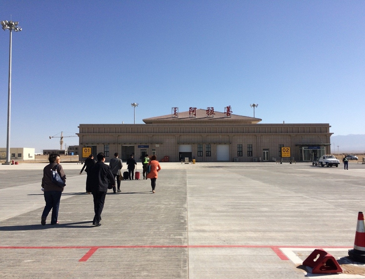 花土沟机场位于青海省和新疆地区的交界处,海拔接近3000米.