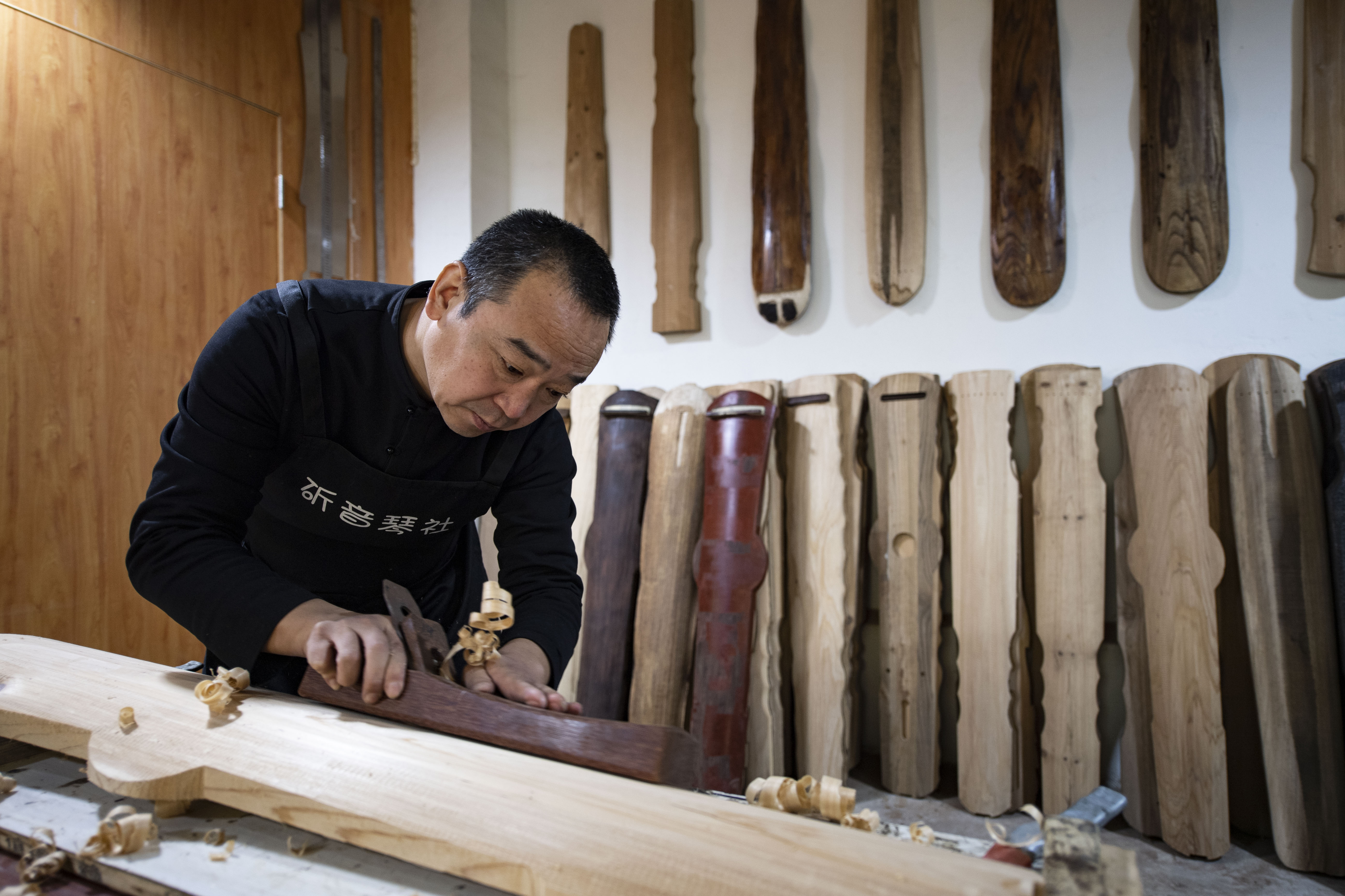 古法斫琴传承古琴文化(6)