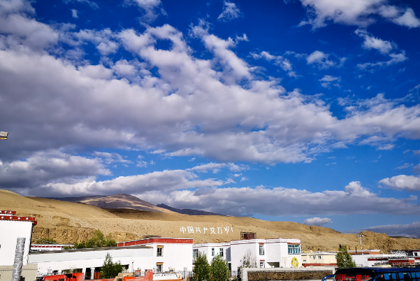 县城普兰镇海拔3800米,四周雪山环绕,来自孟加拉的湿润空气在这里