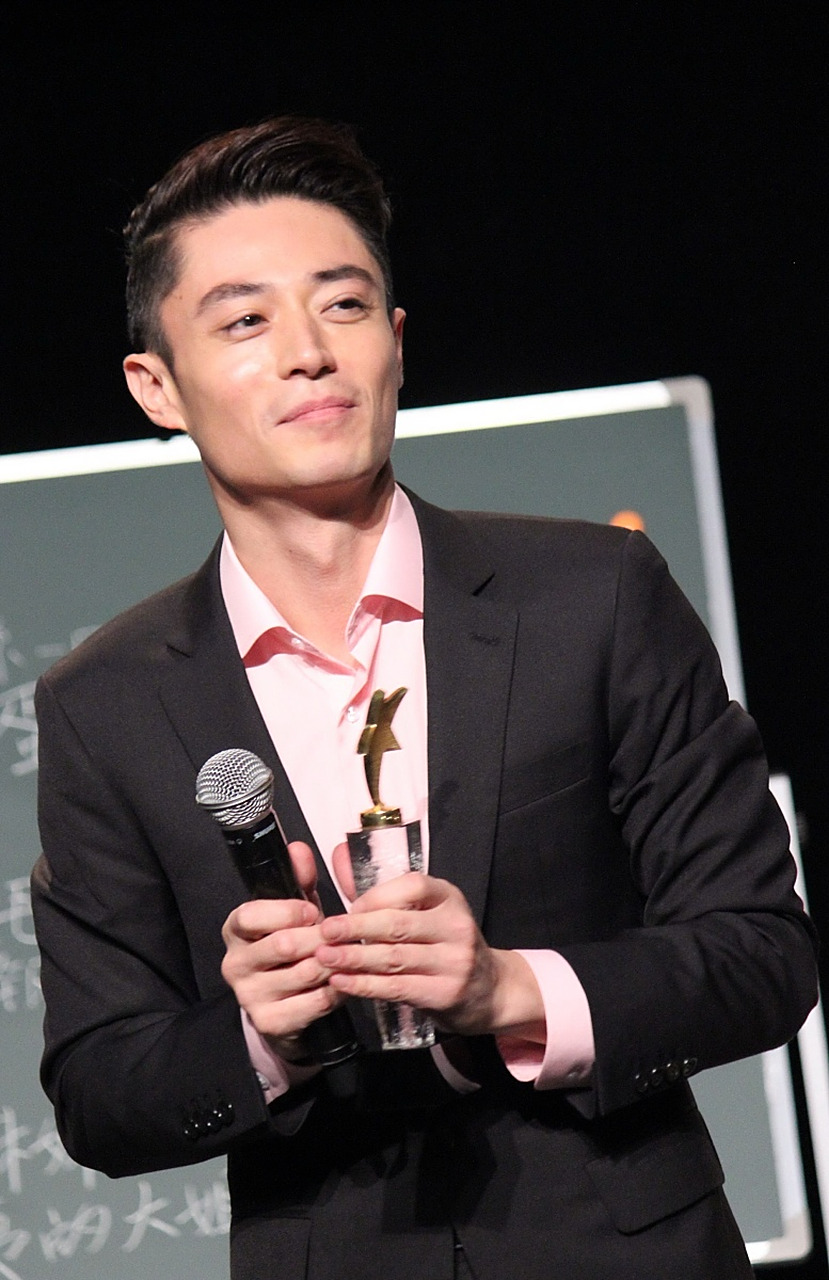 霍建华复出之作《玫瑰故事》成为今年华语电视剧的一股清流,他在剧中