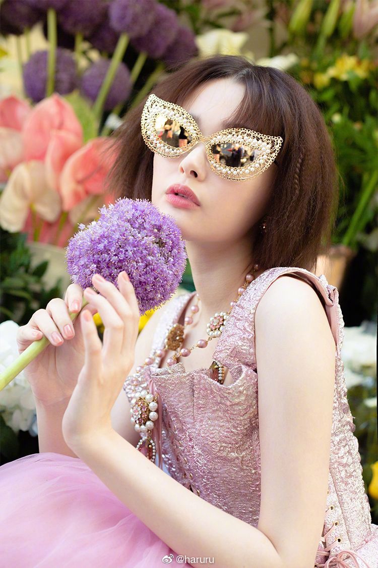 组图:玉城tina写真登数字杂志 可爱波点裙游走米兰街头