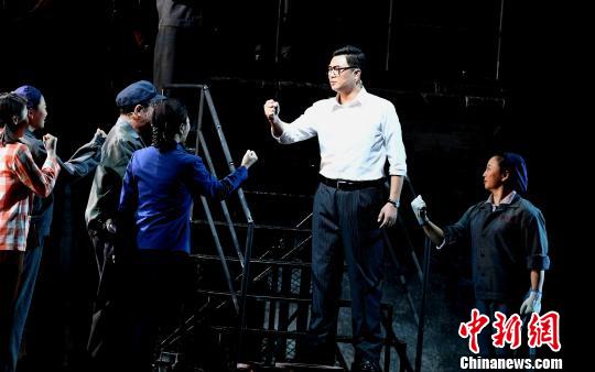 第七届福建艺术节福州启幕 改革开放题材话剧《松绑》上演