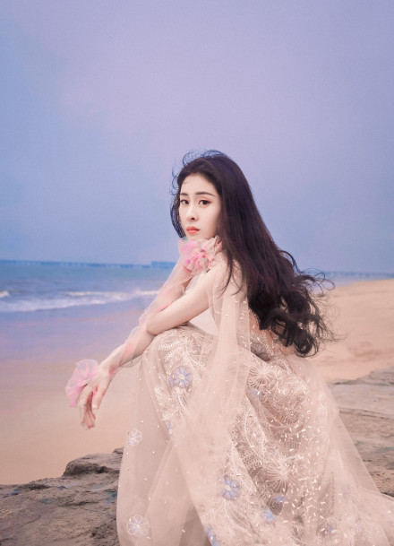 张碧晨太仙了,缥缈粉纱仙裙与甜美花瓣点缀,少女感十足!