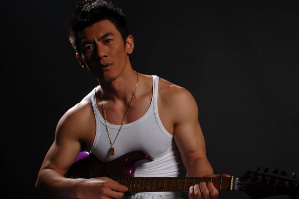 人称"狗头老高",曾是郑伊健的保镖,48岁婚姻幸福