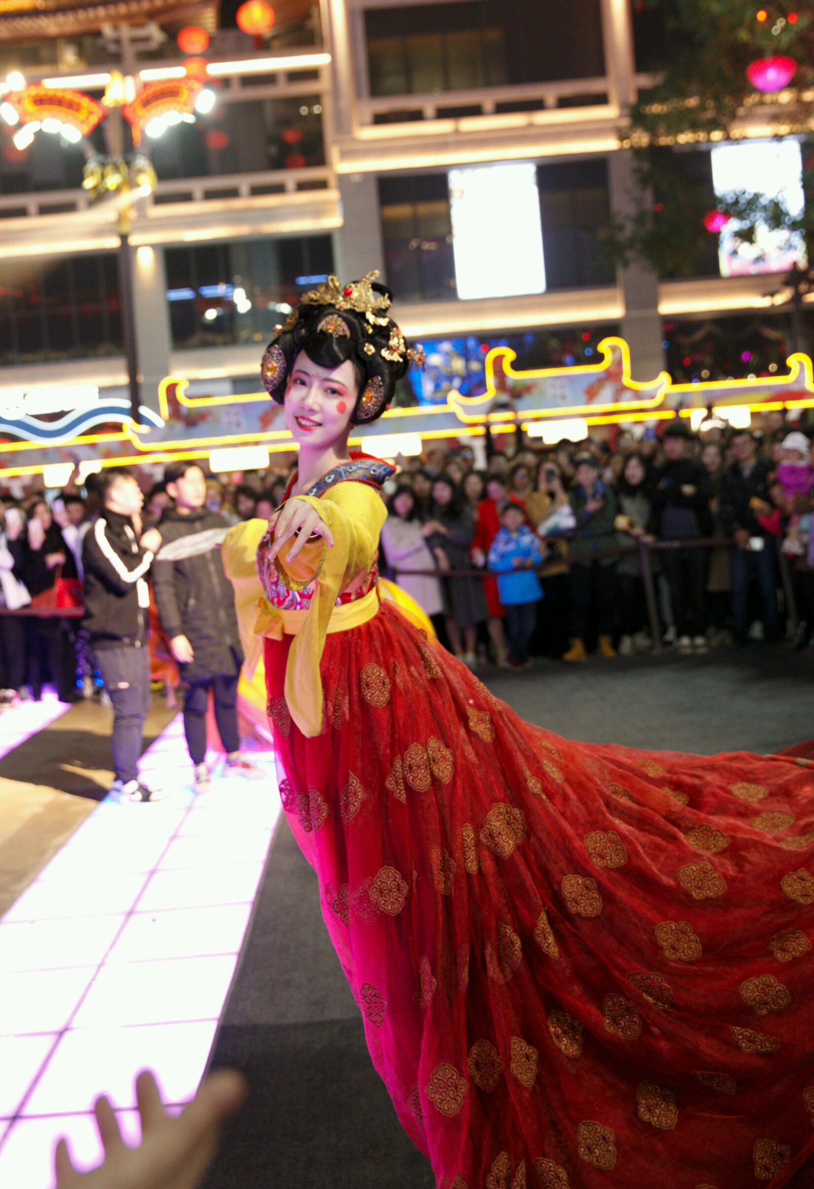 西安不夜城的皮卡晨不倒翁小姐姐绝美照,网友:比心小动作太醉人