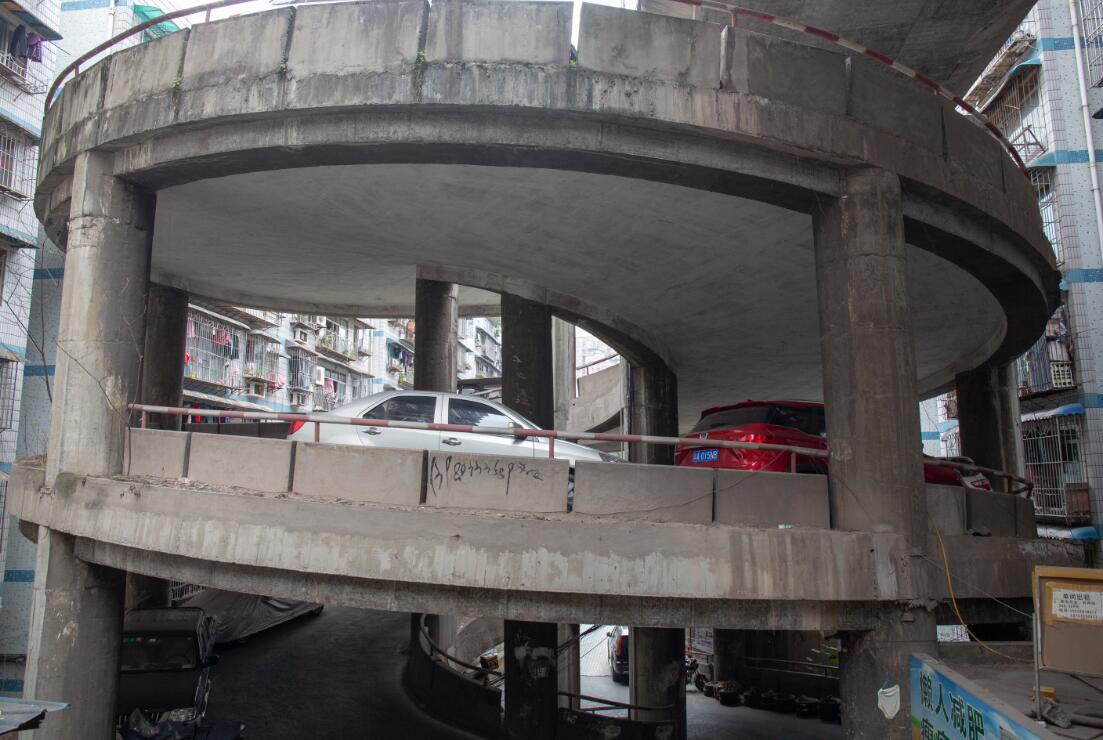 重庆现"螺旋"停车库 360度旋转"转晕"司机