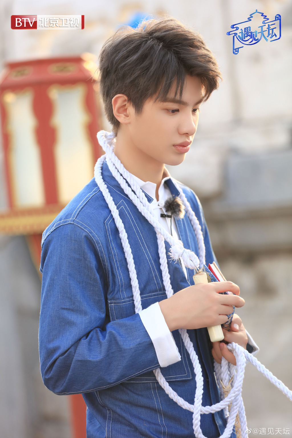 黄明昊《遇见天坛》最新剧照公开 手拿小本本实习生变身课代表
