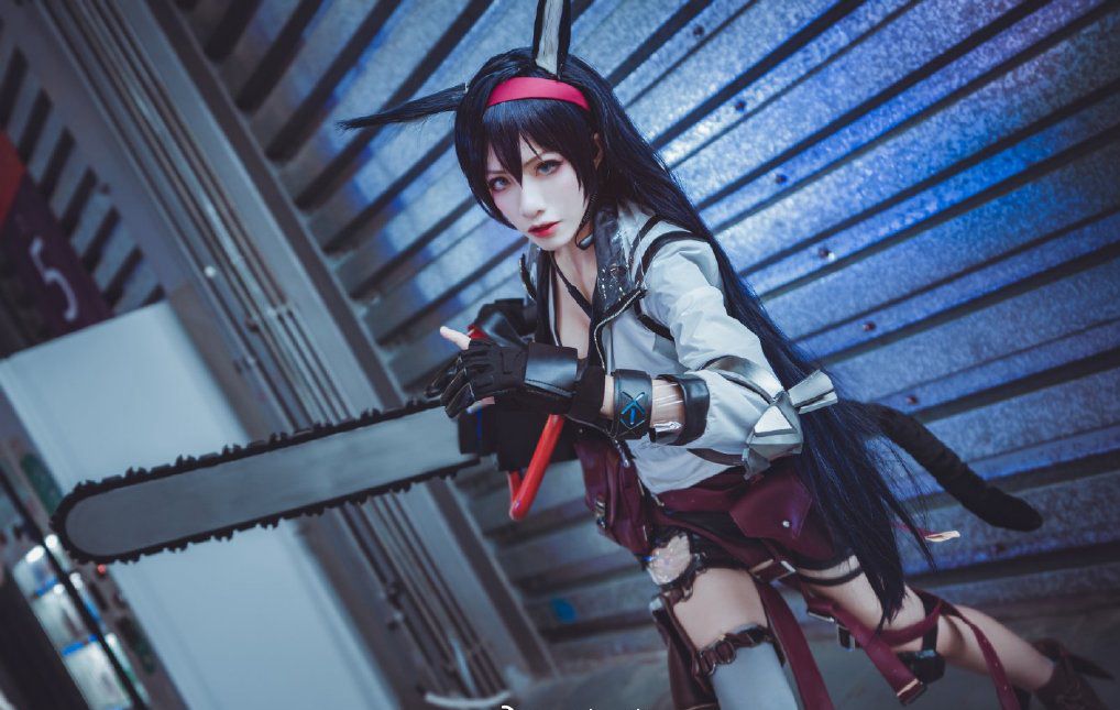 明日方舟煌cos:霸气外露,手中的机械能放下吗?