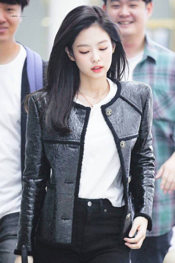 jennie穿一件白色衬衫,搭配黑色外套,走路带风,尽显精英气质.