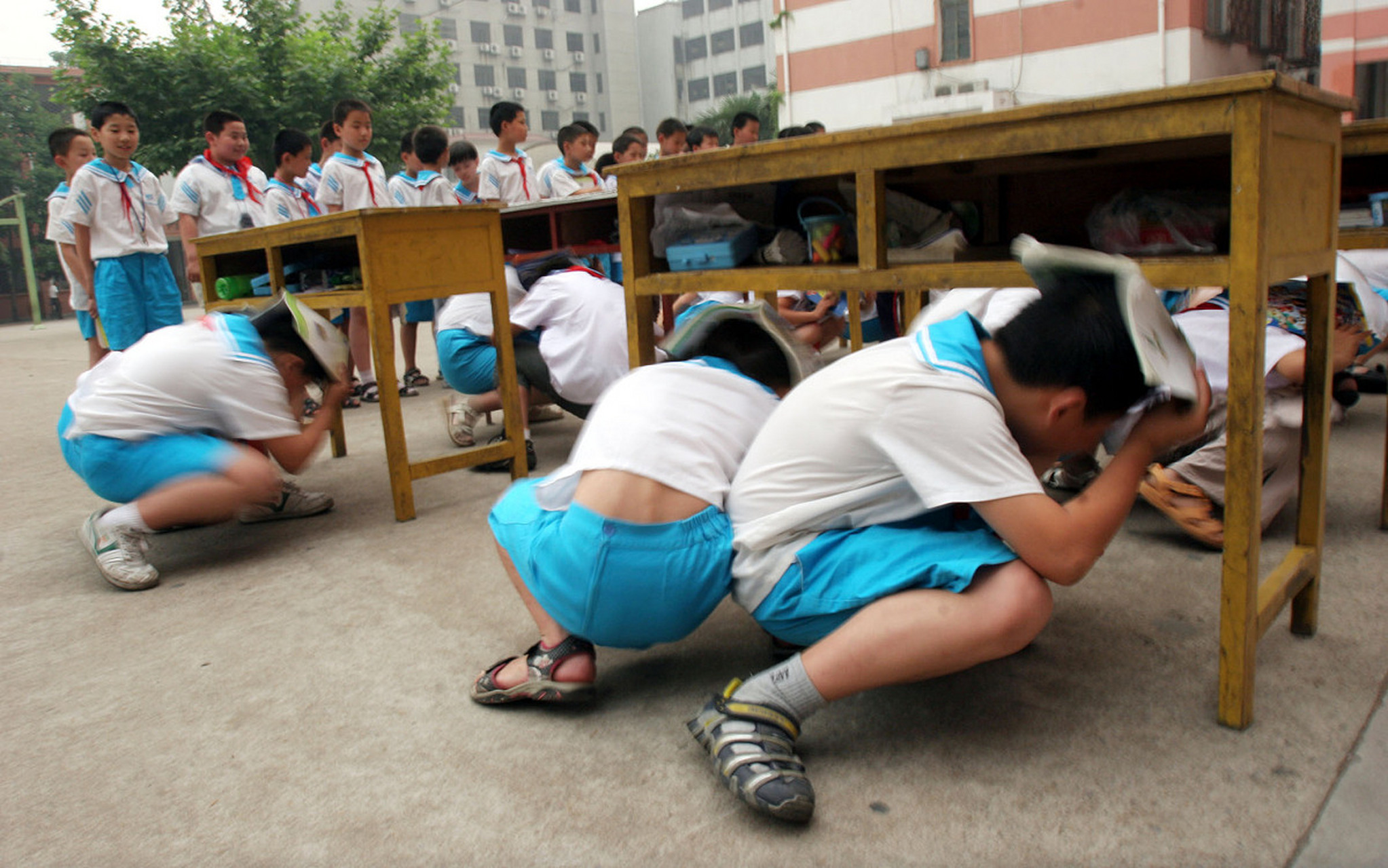 听说江苏徐州市贾汪区建平中学有一位老师,竟然体罚学生让他们在操场