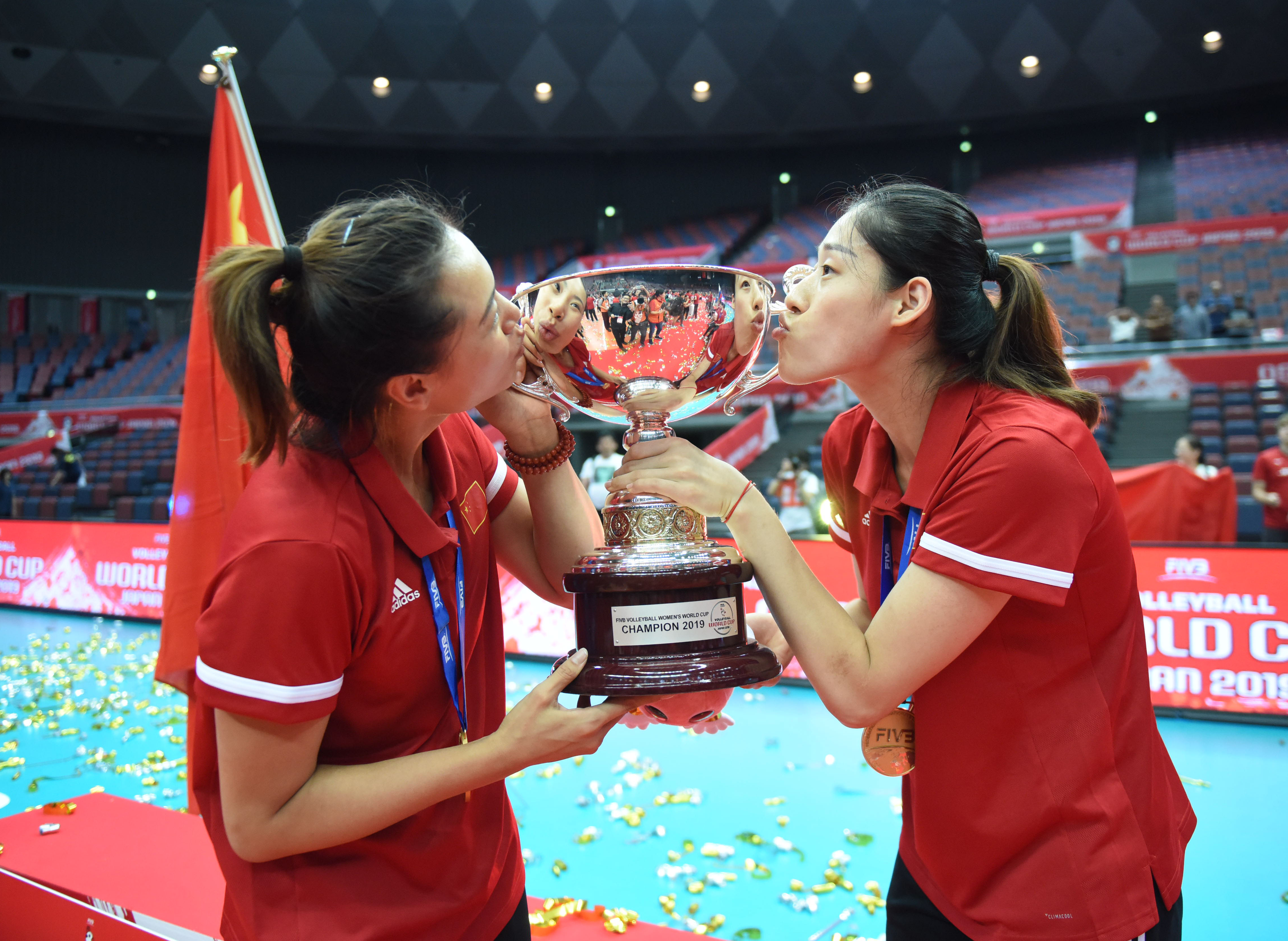 排球——女排世界杯:中国队捧杯(3)