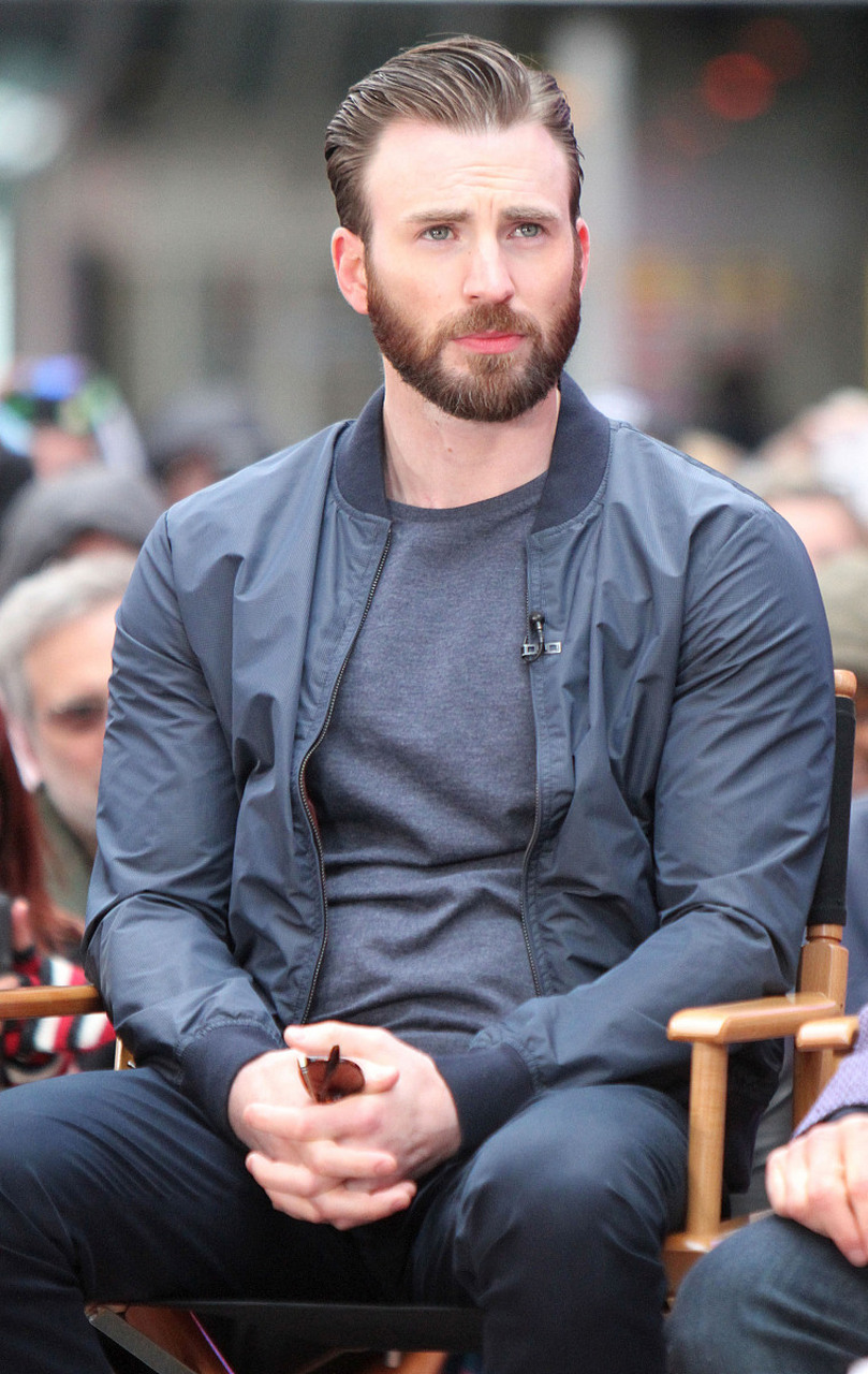 近日,克里斯·埃文斯和阿尔芭·巴普蒂斯塔在朋友