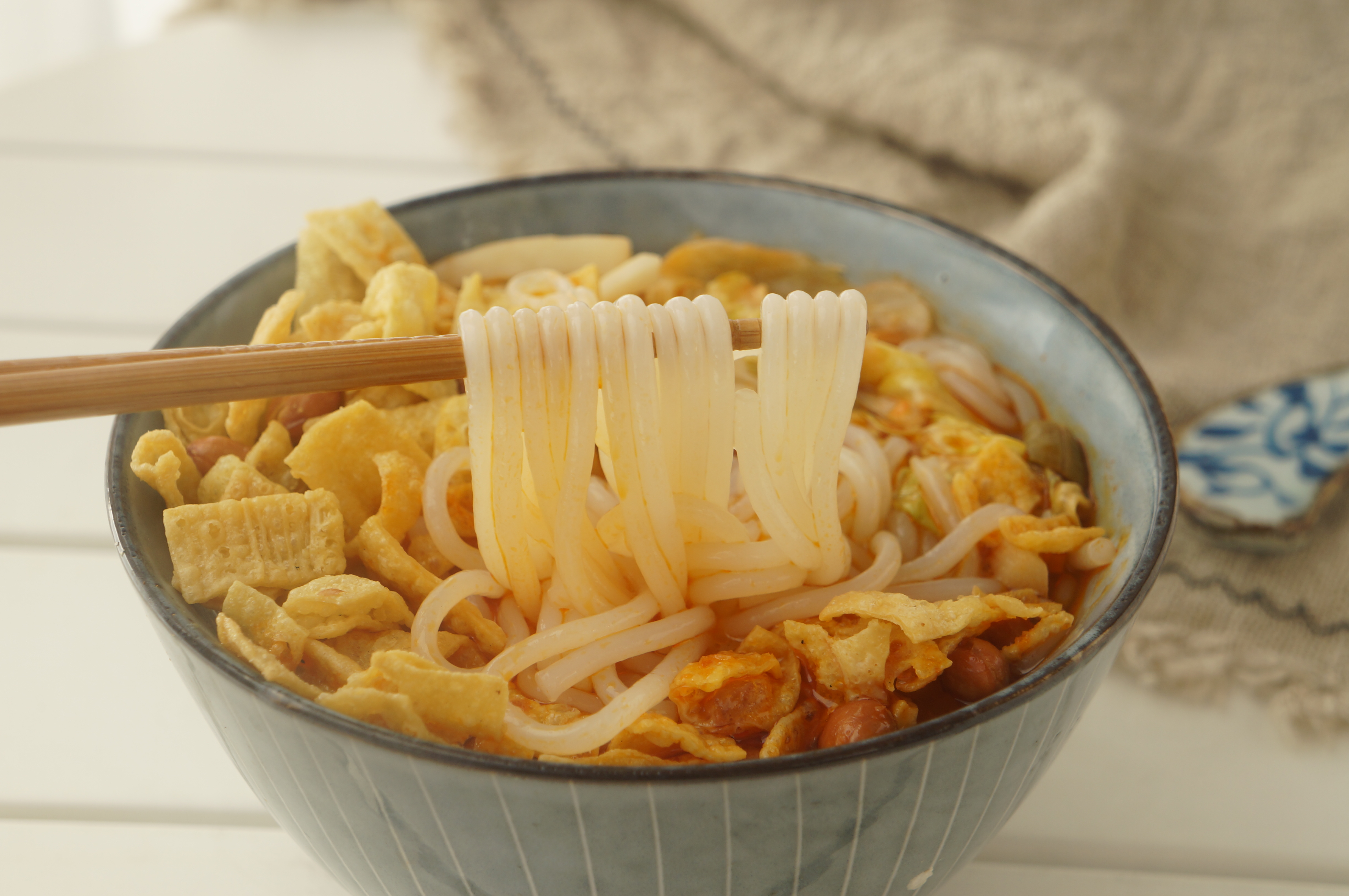 米粉爽滑,小咸菜酸辣开胃,花生米和腐竹特别香.