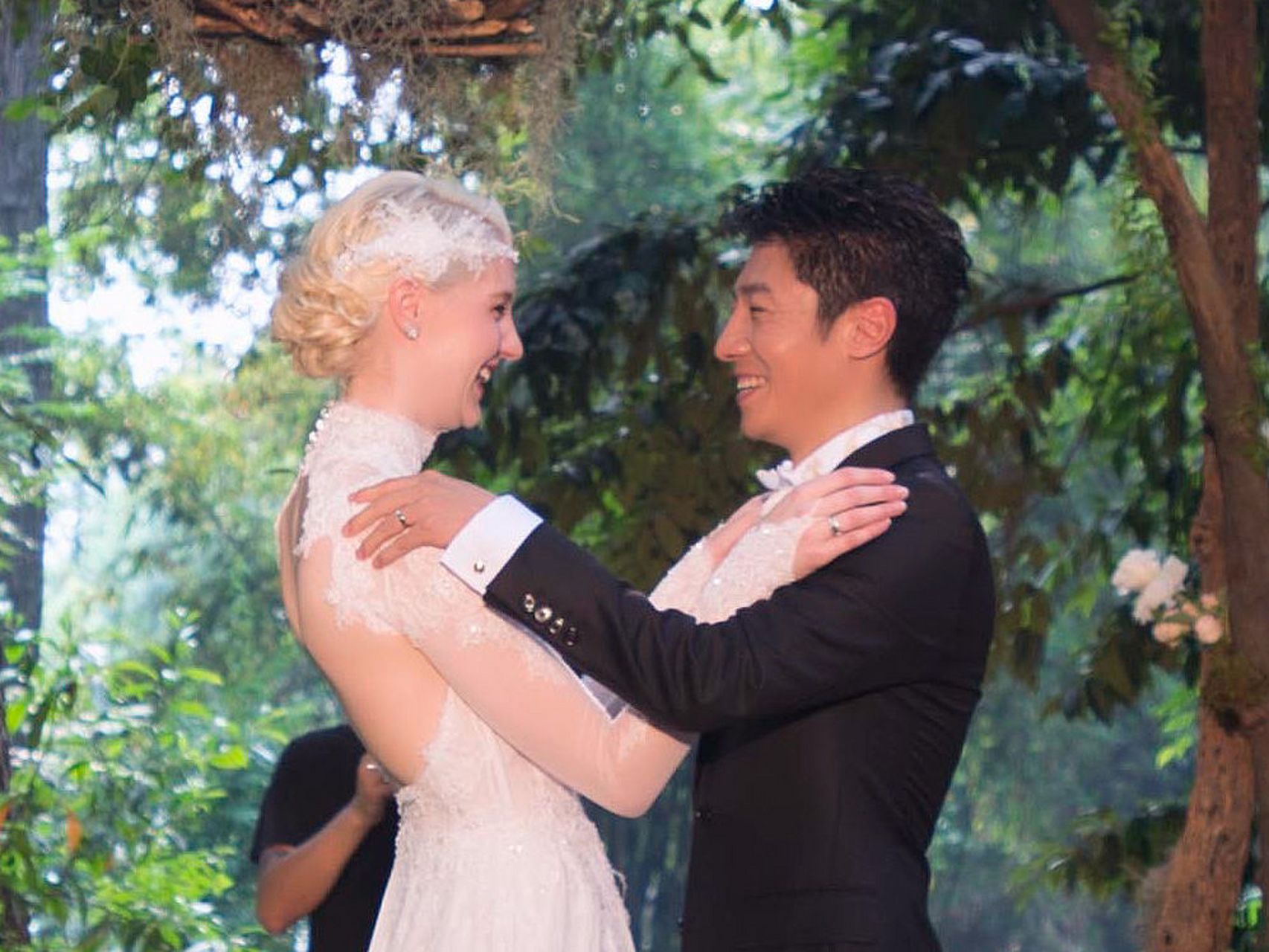 新婚之夜,李白靠在撒贝宁的怀里,微笑着提出了一个