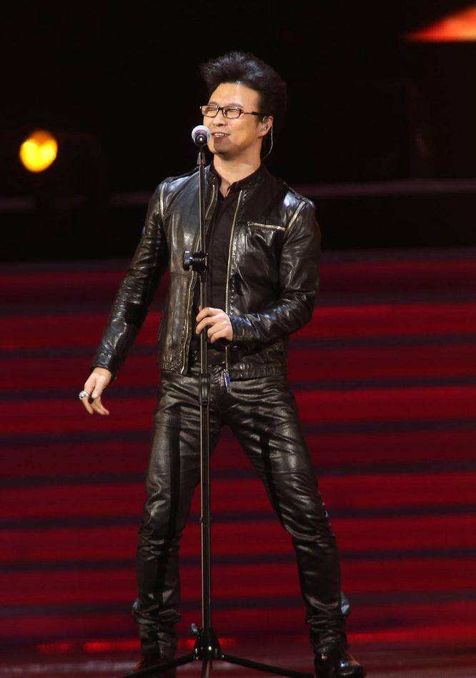 汪峰早年皮裤照片曝光,这颜值真是一言难尽,看来汪峰真爱皮裤!