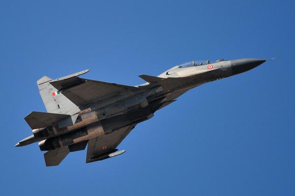 印度苏30mki战斗机在航展上展示强大机动性