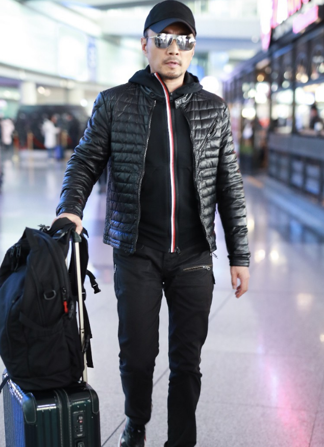 张涵予现身机场,运动外套叠加羽绒服干练霸气,尽显硬汉形象
