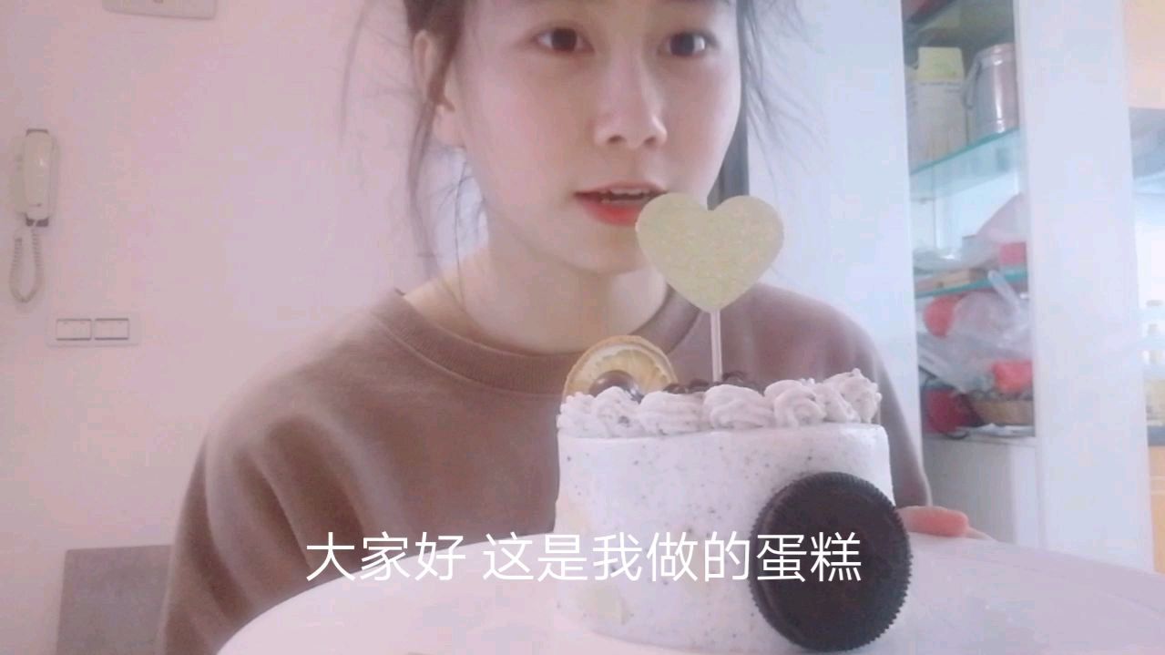 双胞胎姐妹在家做奶油蛋糕,简单又美观,快来看看吧!