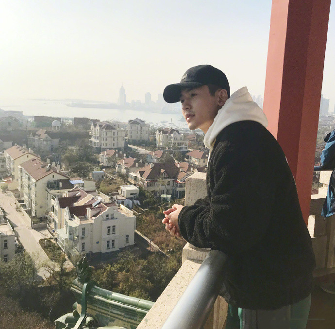 张哲瀚晒九宫格照片,居高临下晒气十足 网友:瀚哥心情不错