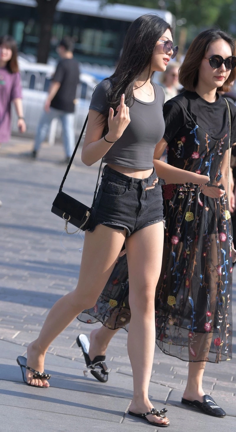 街拍:黑色吊带 牛仔短裤,小姐姐颜值好高,身材完美