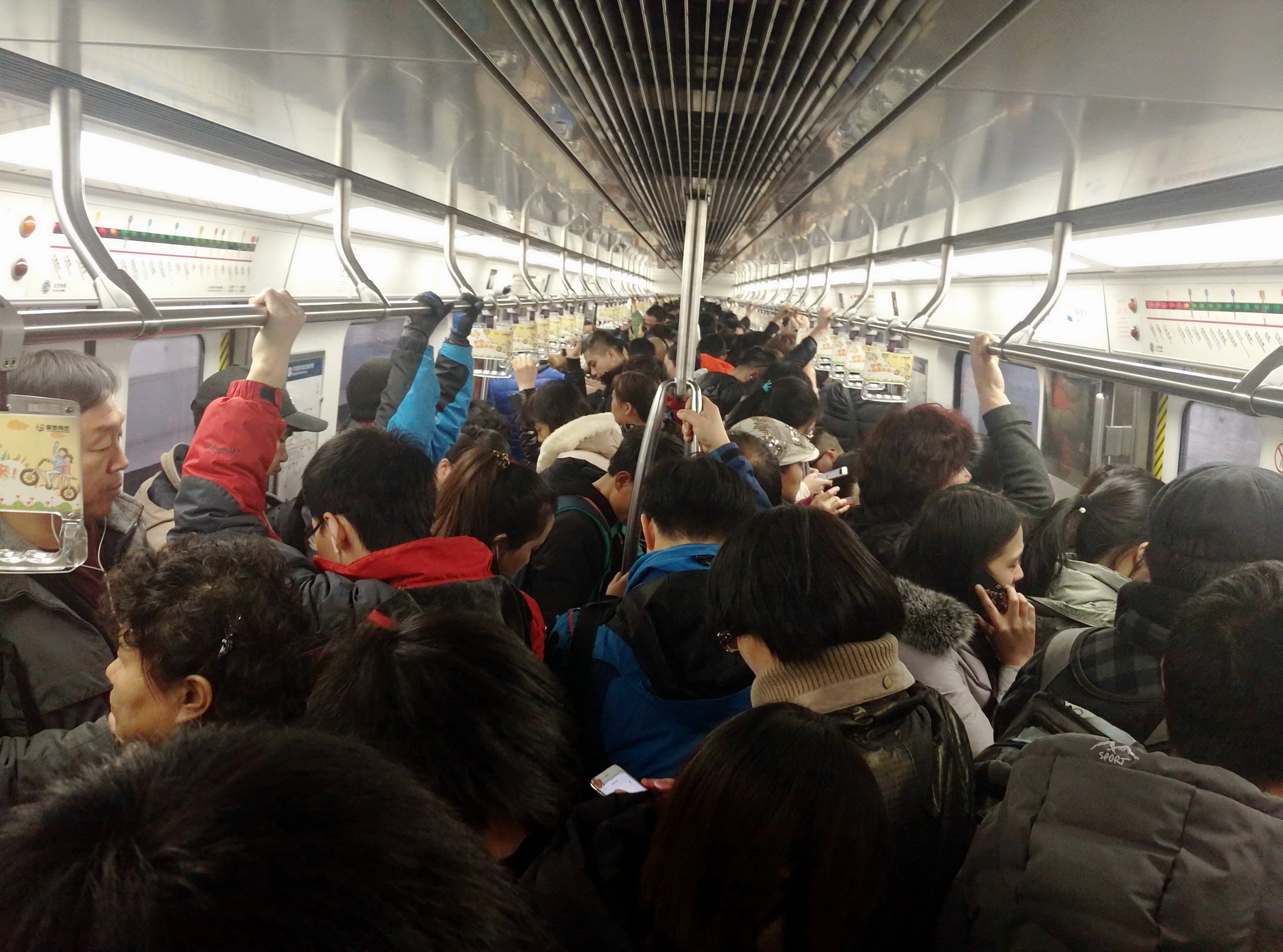 坐地铁北京上海哪里更拥挤?北京坐地铁的没有胖子,因为挤不上去
