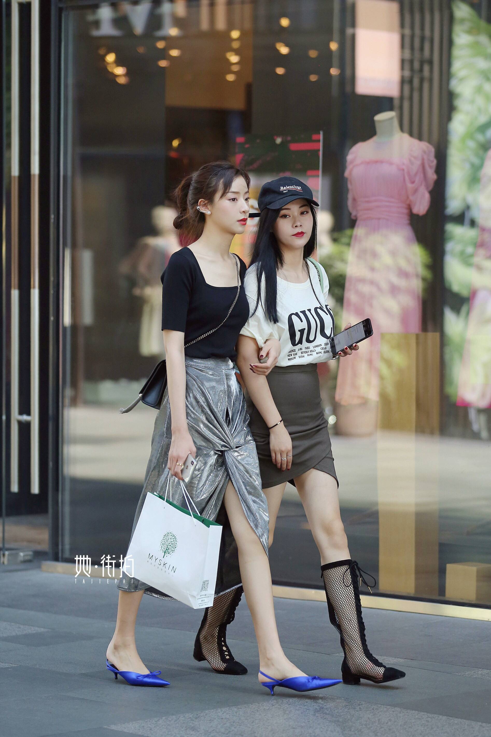 清新有活力的闺蜜俩走在街上,很是养眼呢,成都的美女真不少,连闺蜜都