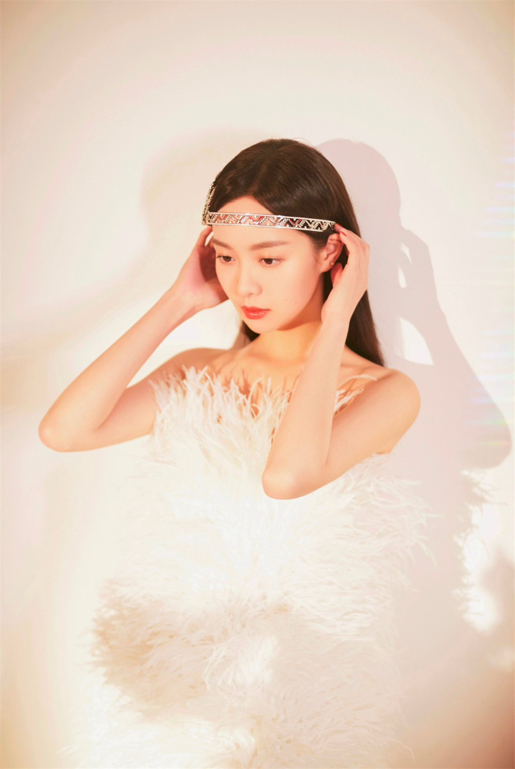 赵尧柯甜美写真,身穿白色羽毛裙灵动飘逸,精致优雅,如画中仙女