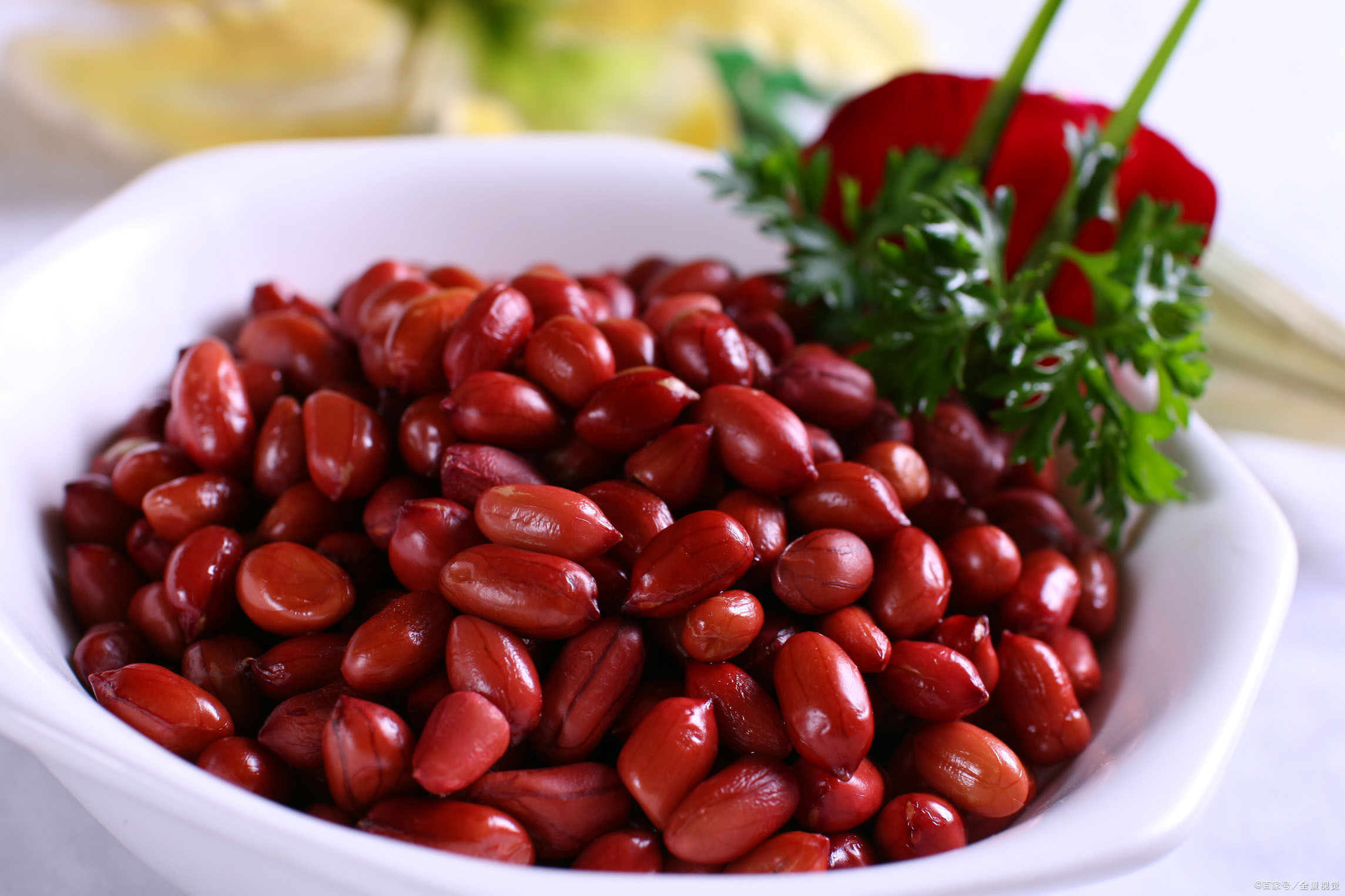 油炸花生米,吃不完容易返潮,多加1味料,花生米1周不回潮.