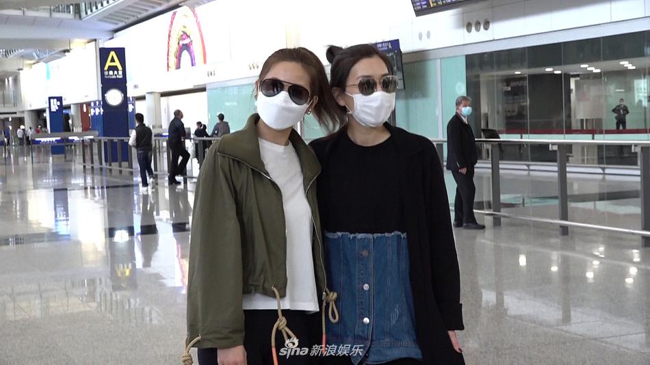 组图:黄智雯搭机造型利落简约 与好姐妹赵希洛同乘热聊不停