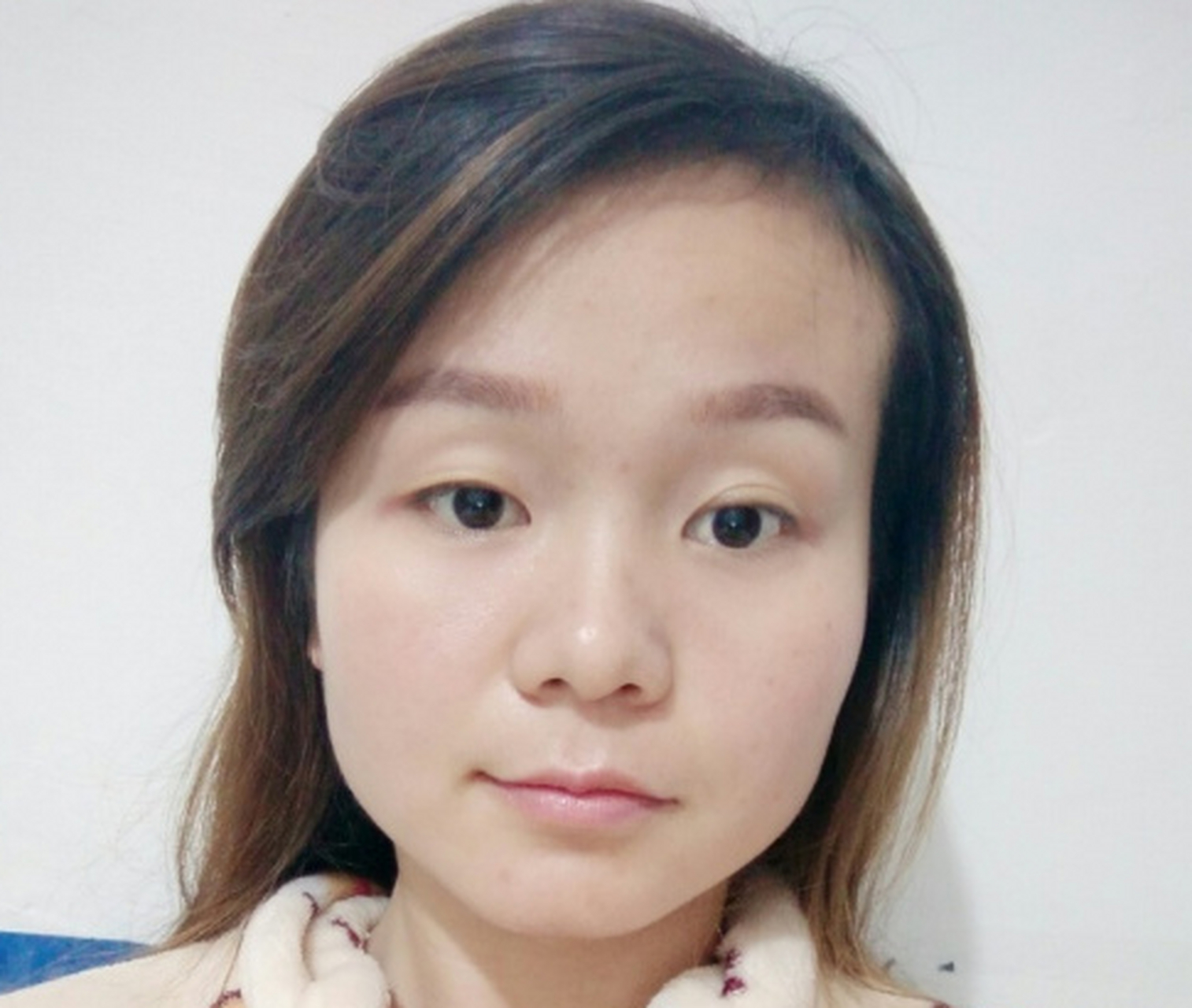 面相眉眼间距宽,容易早恋,虽然全心全意付出但多不长久.