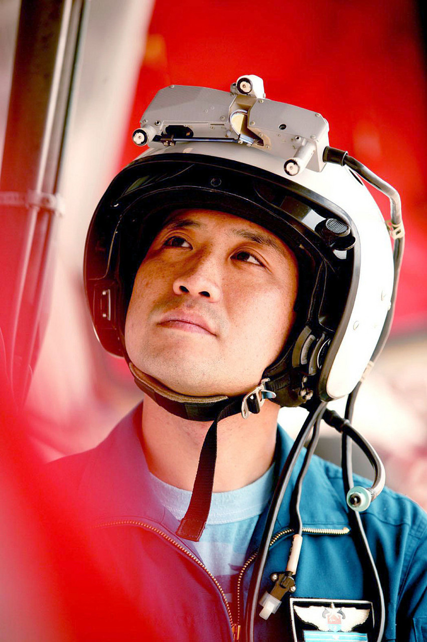 "这里是81192,这里是81192,我是驾驶员王伟,我已无法返航,请你们继续