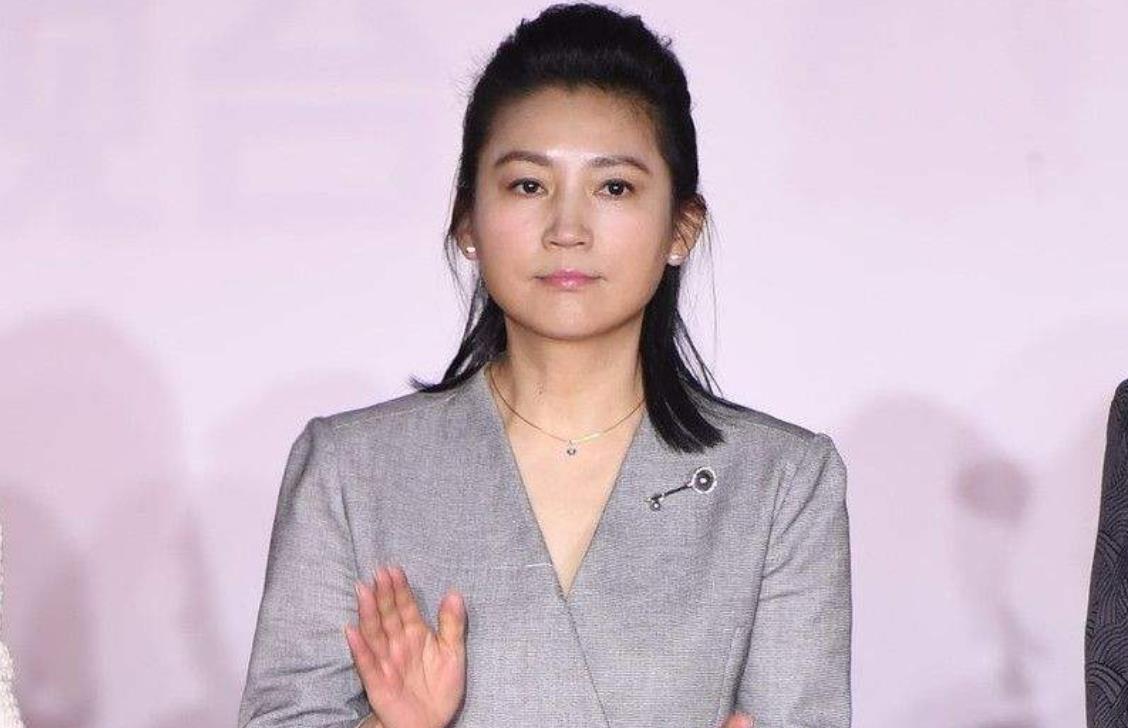 "央视一姐"王小丫近照,50岁身体发福胖成大妈!