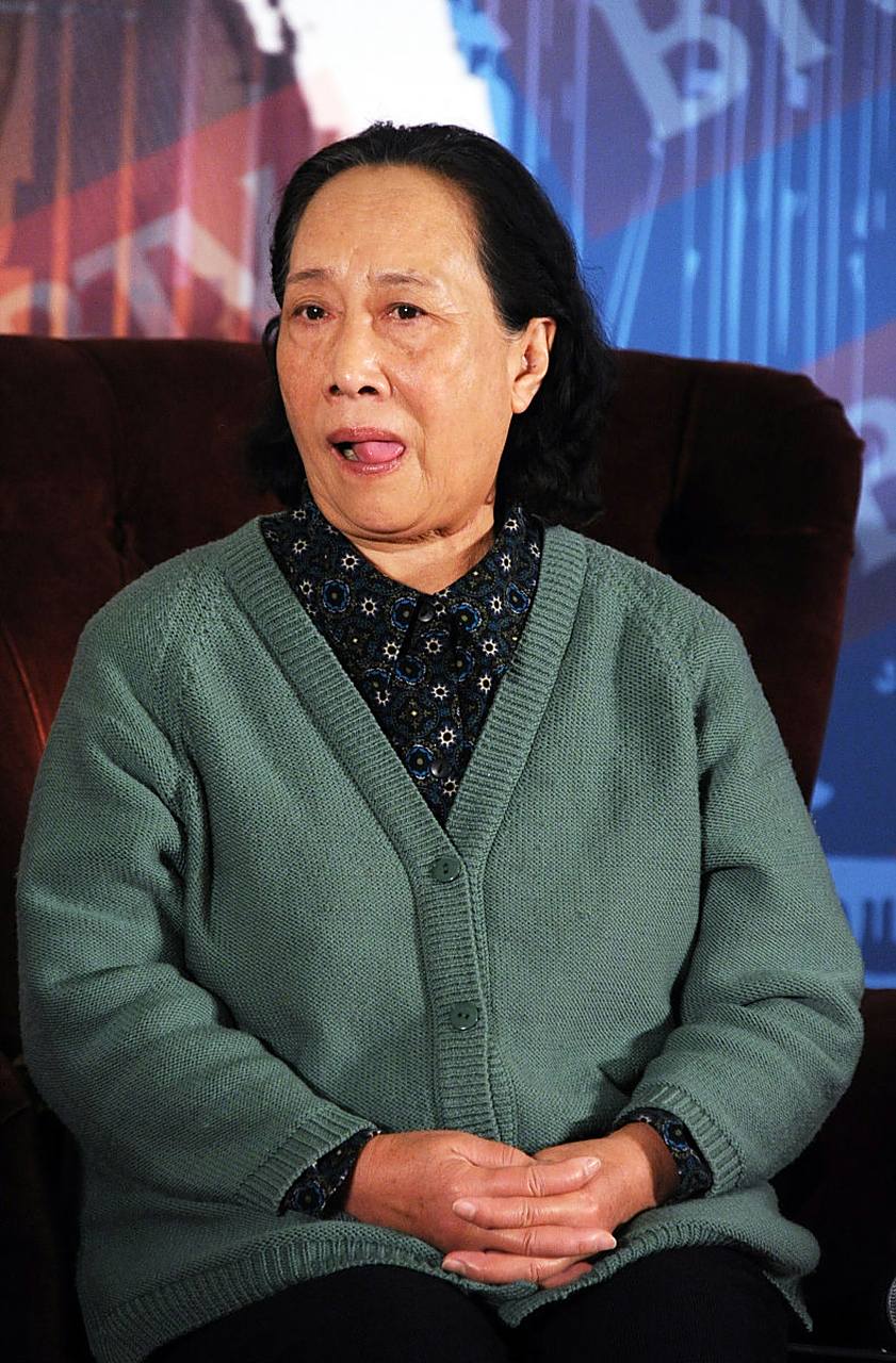 1980年,《家有儿女》田姥姥的扮演者孙桂田在故宫旁花2.