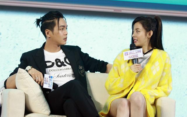 张若昀张天爱深情飙戏坐同一沙发距离暧昧 网友:唐艺昕要吃醋了