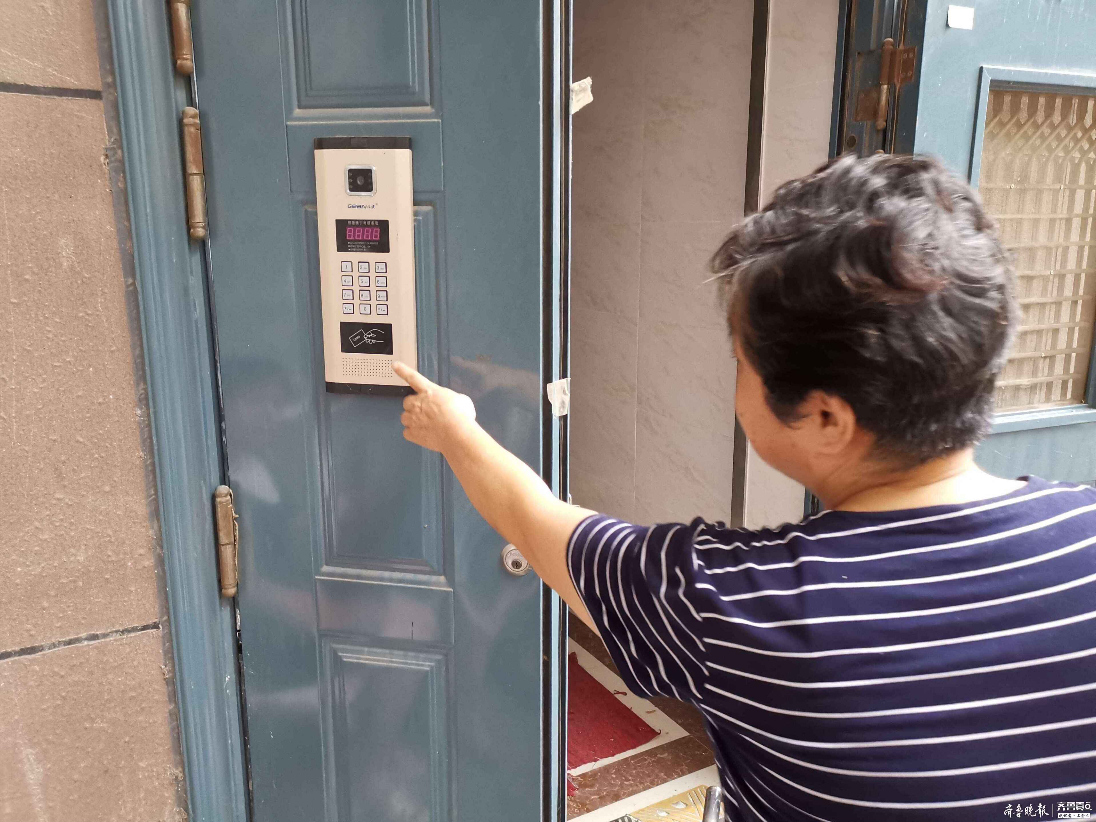 记者回访济南电梯掐脖事件事发小区:单元门禁五年未用成摆设