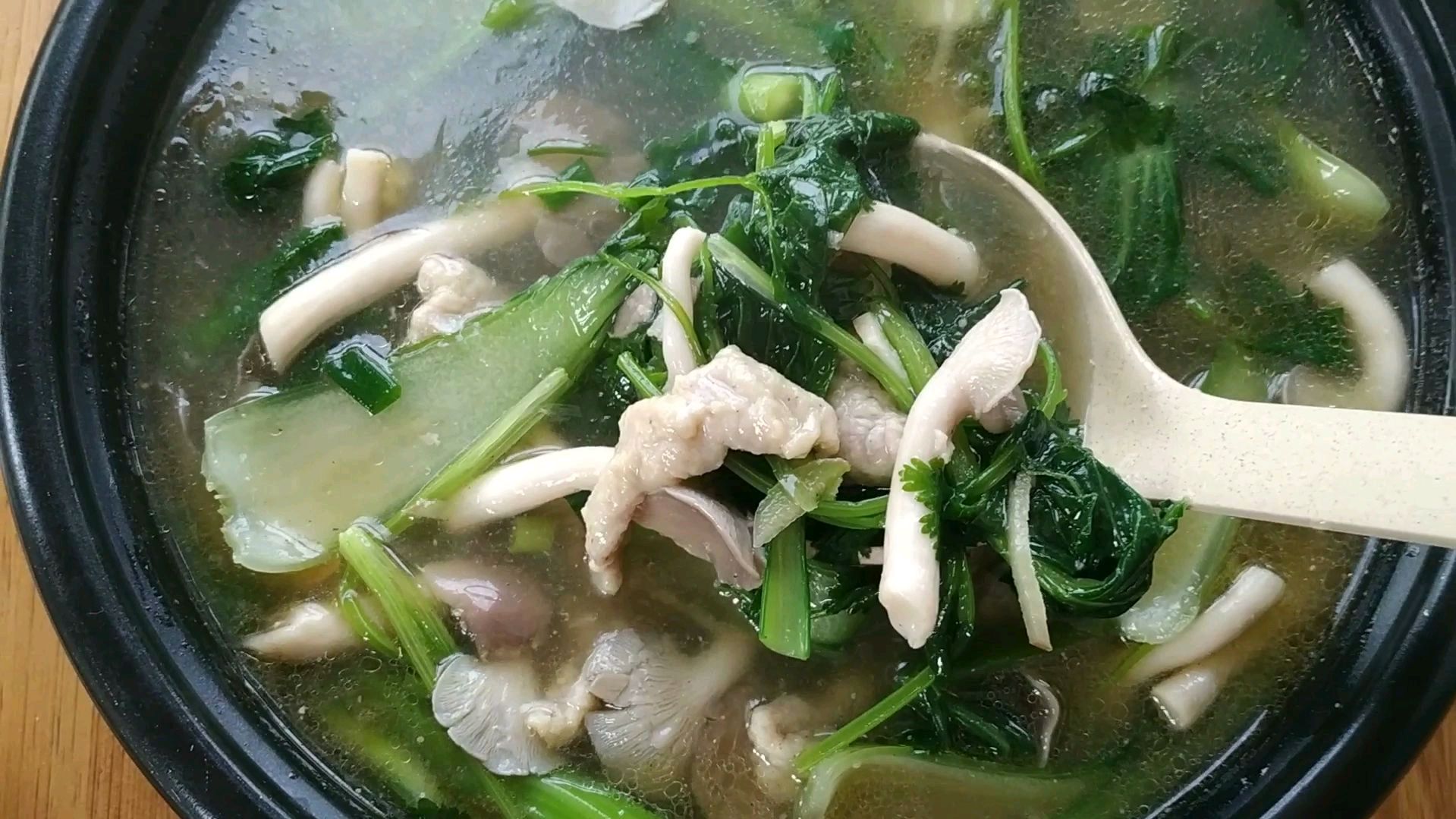 母亲节,想念妈妈的味道,小伙学着妈妈的方法做了一份滑肉汤