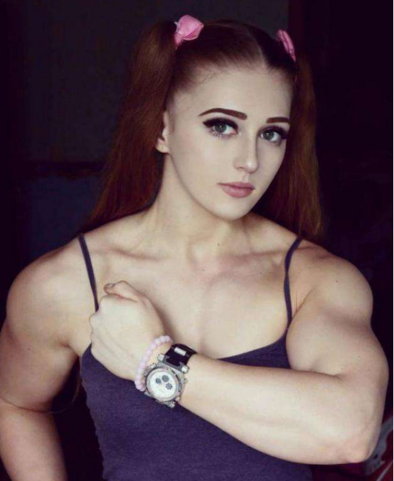 抖音"金刚芭比"走红,娃娃脸镜头下移后,网友:人不可貌相